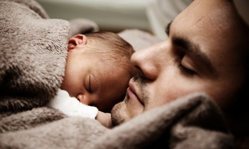 Έρευνα: Οι μπαμπάδες που περνάνε χρόνο με το μωρό τους, το βοηθάνε στη νοητική ανάπτυξη