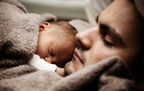 Έρευνα: Οι μπαμπάδες που περνάνε χρόνο με το μωρό τους, το βοηθάνε στη νοητική ανάπτυξη