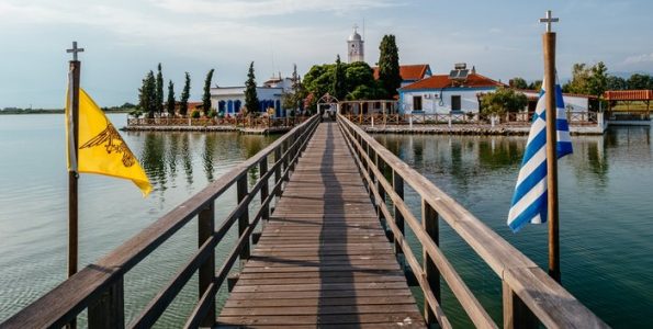 Το μοναστήρι της Ελλάδας που βρίσκεται πάνω σε δύο νησάκια που ενώνονται με ξύλινη γέφυρα!