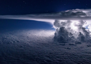 Πιλότος τραβάει τις πιο ατμοσφαιρικές εικόνες πάνω από τα σύννεφα