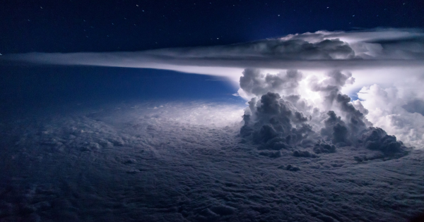 Πιλότος τραβάει τις πιο ατμοσφαιρικές εικόνες πάνω από τα σύννεφα