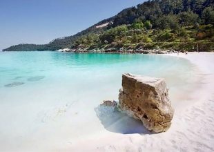 Σαλιάρα: Η εξωτική παραλία με την λευκή άμμο και τα μαργαριταρένια βότσαλα στη Θάσο