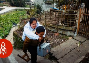 Πώς μια γιατρός χωρίς πόδια θεραπεύει τους ασθενείς της σ' ένα ορεινό χωριό της Κίνας