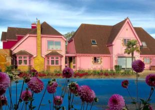 Το πιο ροζ σπίτι που μοιάζει με τεράστιο κουκλόσπιτο