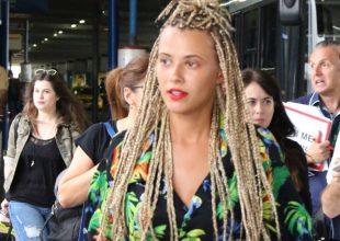 Survivor: Με μαλλιά ράστα και γέλια για τον Κοκκινάκη επέστρεψε στην Αθήνα η Λάουρα