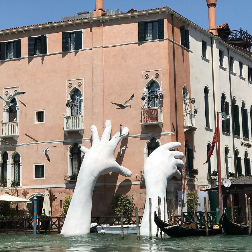 Τα τεράστια χέρια στην Βενετία που μας καλούν να σώσουμε τον πλανήτη μας