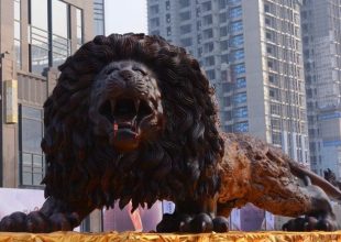 Το τεράστιο ξυλόγλυπτο λιοντάρι που έσπασε ΚΑΘΕ ρεκόρ